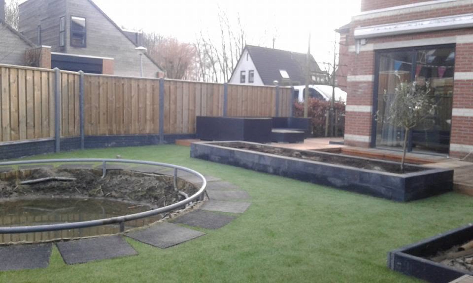 Tuin met vijver, gazon, borders en terras