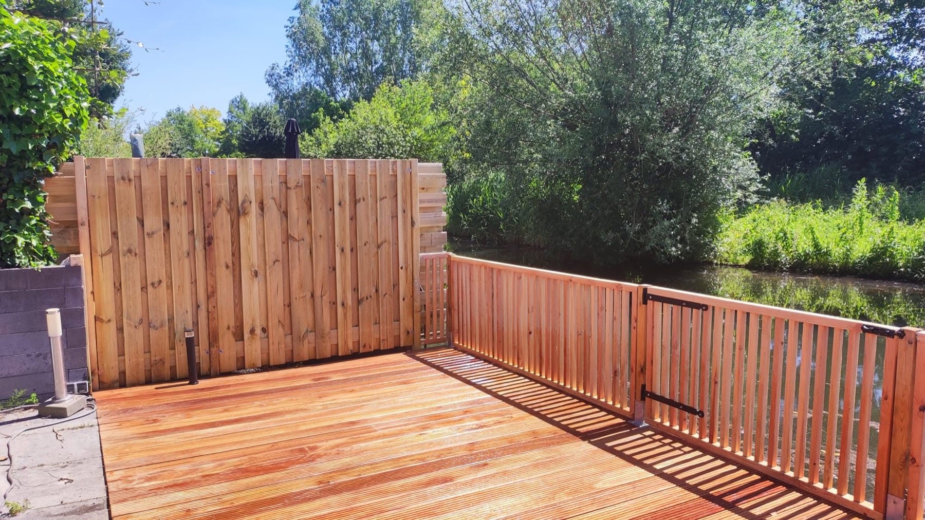 Houten vlonder en balustrade aan het water